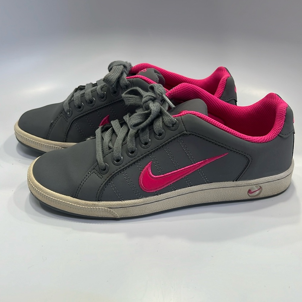 NIKE WOMENS SHOES GRAY AND PINK LINING SIZE 7